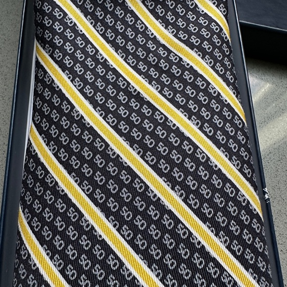 Vineyard Vines 50 Tie - Picture 2 of 5